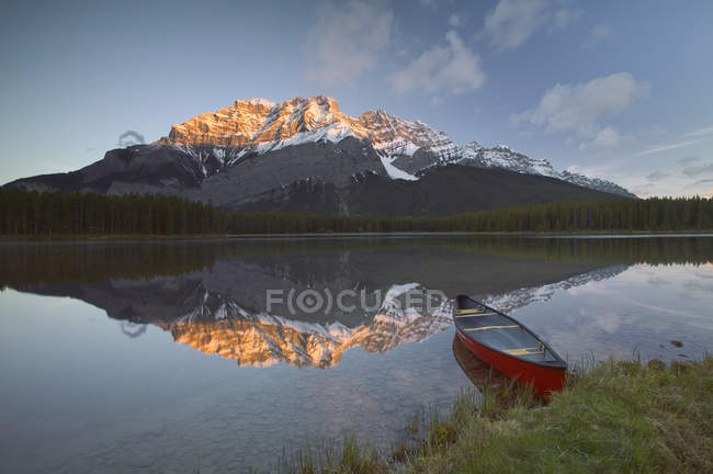 Kaskade Berg und zwei Jack Lake mit vertäfelten Kanu, Banff-Nationalpark, Alberta, Kanada. — Stockfoto
