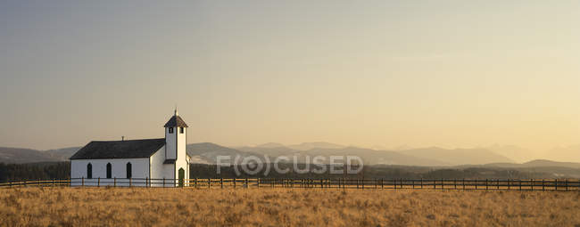 Iglesia McDougal en tierras agrícolas de Morley, Alberta, Canadá . - foto de stock