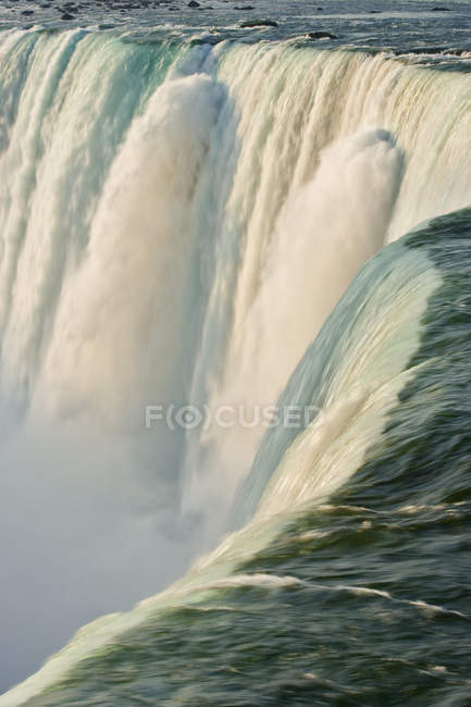 Vista ad alto angolo dell'acqua che scorre veloce delle Cascate del Ferro di Cavallo, Cascate del Niagara, Ontario, Canada — Foto stock