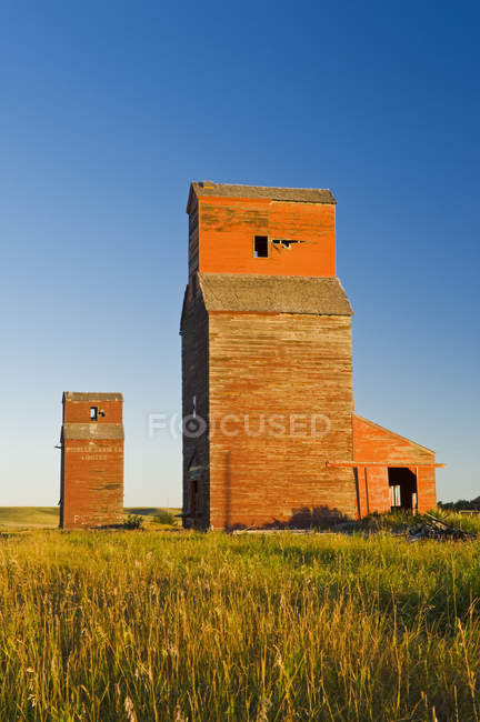 Old grain elevators in ghost town of Neidpath, Saskatchewan, Canada — Stock Photo