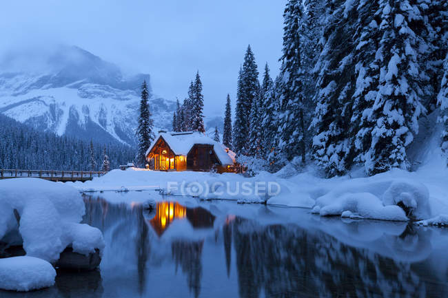 Lodge am smaragdgrünen See in der Winterlandschaft des Yoho Nationalparks, Britische Kolumbia, Kanada — Stockfoto