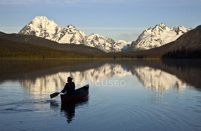 Canoa a persona sui laghi Turner a Tweedsmuir, Columbia Britannica, Canada — Foto stock