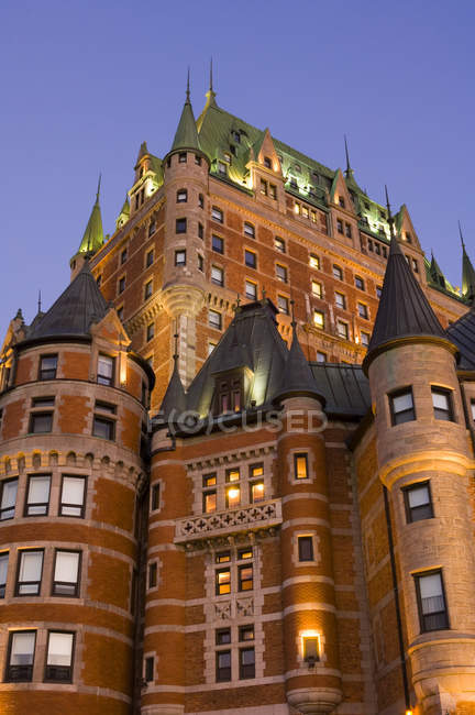 Blick auf das beleuchtete Hotel Chateau Frontenac in Quebec, Kanada. — Stockfoto
