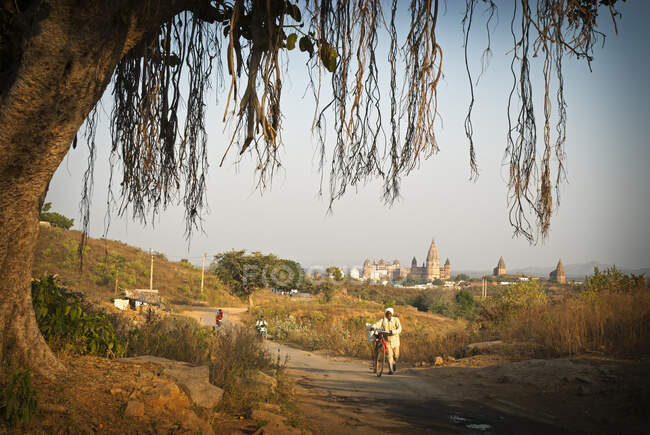 Camino rural por encima de la ciudad de Orchha al atardecer, Orchha, India - foto de stock