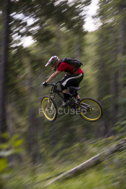 Un joven apurado por bajar a Moose Mountain, Kananaskis, Calgary, Alberta, Canadá. - foto de stock