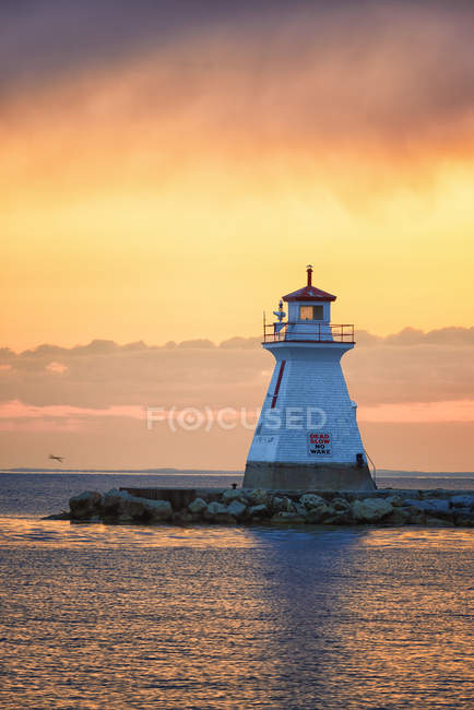 Scenic view of lighthouse at dawn, entrance to Southampton, Ontario — Stock Photo