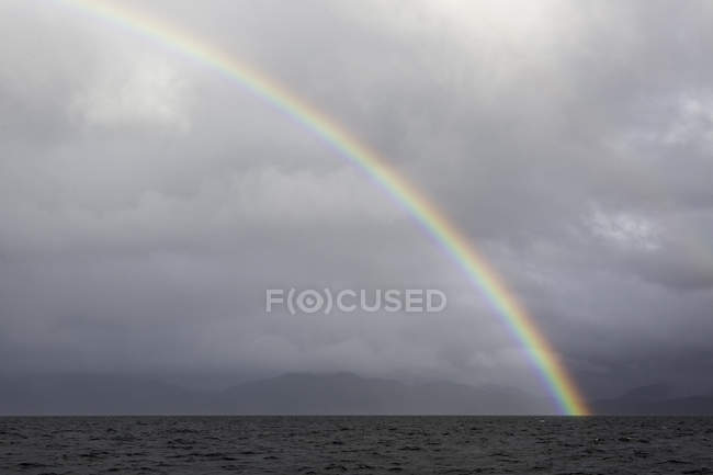Rainbow over seascape at stormy weather by Central Coast in British Columbia, Canada — Stock Photo