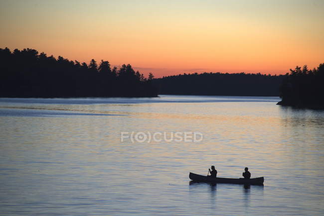 Silhouetten von Menschen im Kanu auf dem französischen Fluss, Ontario, Kanada — Stockfoto