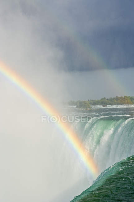 Horseshoe Falls com arco-íris em Niagara Falls, Ontário, Canadá . — Fotografia de Stock