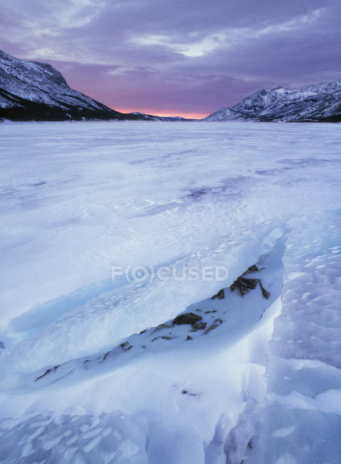 Ice over lake Abraham at Kootenay Plains Ecological Reserve in winter, Alberta, Canada. — Stock Photo