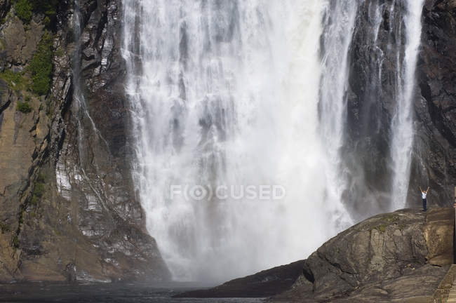 Женщина с вытянутыми руками у водопада Монморанси, Квебек, Квебек, Канада . — стоковое фото