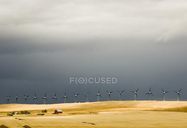 Ciel orageux et turbines dans un parc éolien près de Pincher Creek, Alberta, Canada — Photo de stock