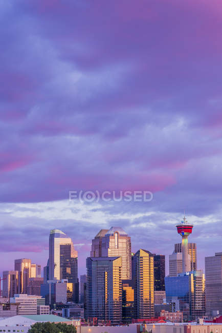 Calgary skyline al anochecer nublado, Calgary, Alberta, Canadá - foto de stock