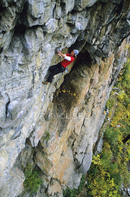 Frau klettert Felsen der Mütterlichen Mauer, Skaha Bluffs, Penticton, British Columbia, Kanada. — Stockfoto