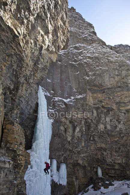 Man rappelling after free soloing at mountains of Ghost River Valley, Alberta, Canada — Stock Photo