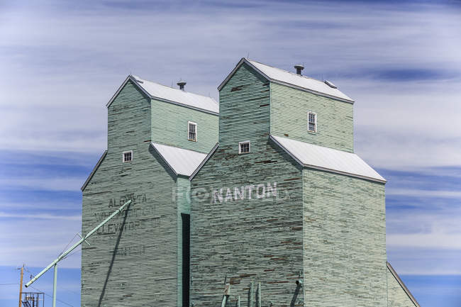 Elevadores históricos de granos en Nanton, Alberta, Canadá - foto de stock