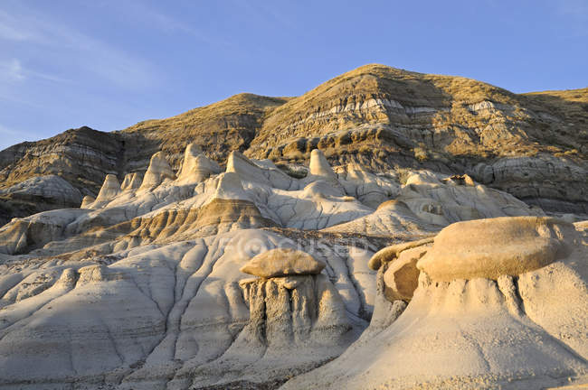 Formaciones rocosas de Hoodoos en Badlands, Willow Creek, Drumheller, Alberta, Canadá - foto de stock