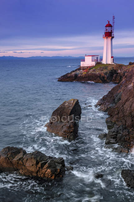 Le phare de Sheringham Point au crépuscule à Shirley, Colombie-Britannique, Canada — Photo de stock
