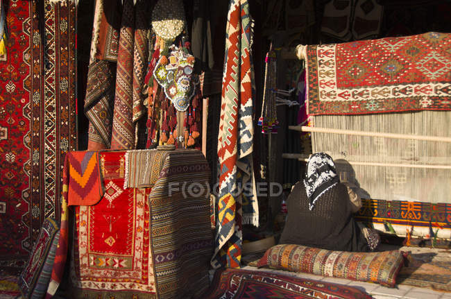 Магазин ковров с ткачом в Гореме, Каппадокия, Центральная Анатолия, провинция Невехир, Турция — стоковое фото