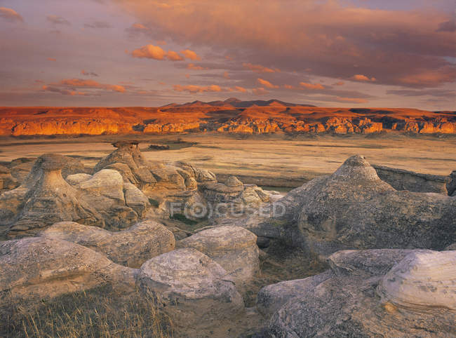 Pôr do sol sobre formações rochosas de Escrita em Pedra Parque Provincial, Milk River Valley, Alberta, Canadá . — Fotografia de Stock