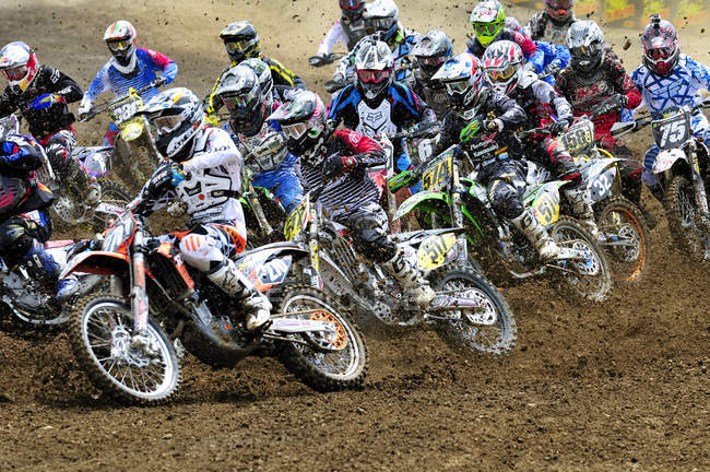 Motocross action at start of race during Monster Energy Motocross Nationals at Wastelands Track in Nanaimo, Canadá . — Fotografia de Stock