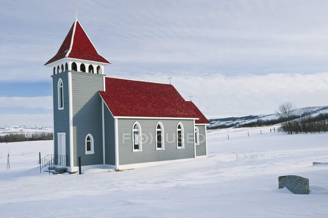 Церковь Святого Николая в зимней долине Цу Аппелле, Саскачеван, Канада — стоковое фото