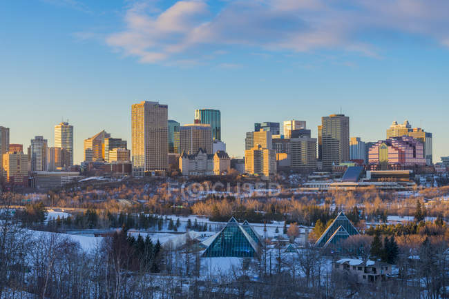 Casas e parque no horizonte da cidade no inverno, Edmonton, Alberta, Canadá — Fotografia de Stock