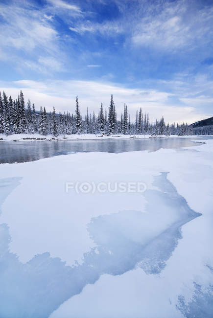 Snow on shore of frozen Bow River, Castle Junction, Banff National Park, Alberta, Canada — Stock Photo