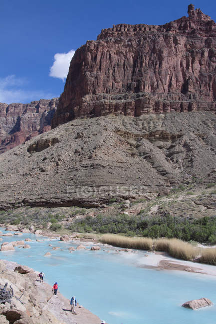 Hikers at Little Colorado River colored by Calcium Carbonate and Copper Sulfate in Grand Canyon, Arizona, United States — Stock Photo