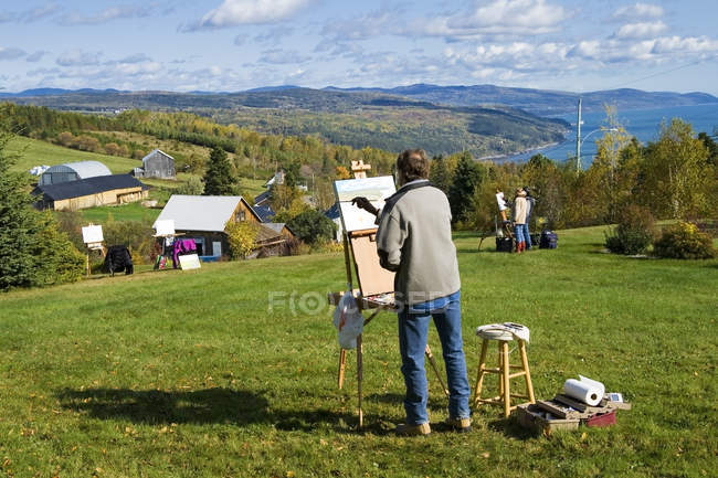 People in painting workshop drawing scenery in Charlevoix, Quebec, Canada — Stock Photo