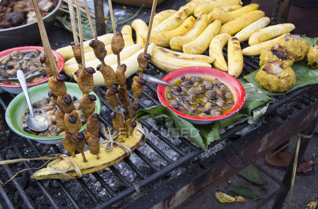 Vários produtos alimentares em cena no mercado de Iquitos no Peru — Fotografia de Stock