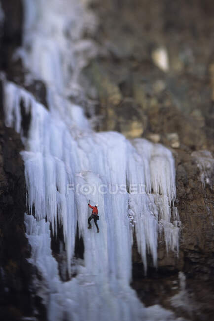 Um escalador de gelo ascendendo ao trabalho de uma tarde em Grand Manan Island, New Brunswick, Canadá — Fotografia de Stock