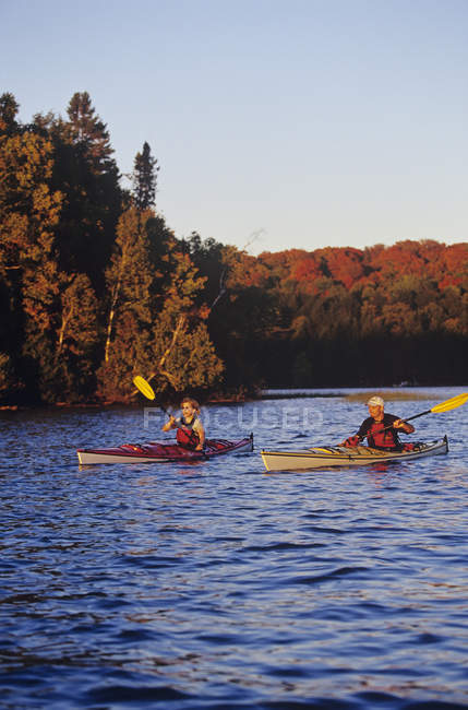 Jeune couple kayak de mer en automne, Muskoka, Ontario, Canada . — Photo de stock