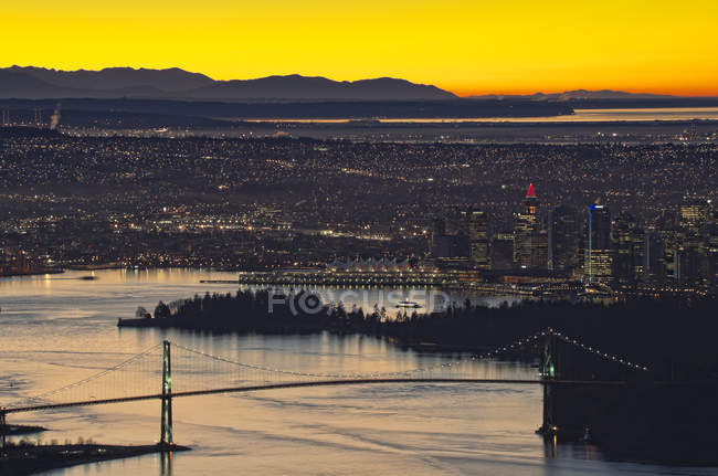 Malerischer Blick auf die Vancouver-Stadtlandschaft vor Sonnenaufgang in der britischen Kolumbia, Kanada. — Stockfoto