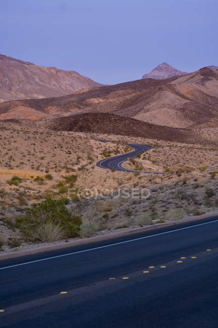 Estrada em paisagem estéril perto de Lake Mead, Nevada, EUA — Fotografia de Stock