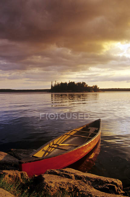 Canoa en el lago Nutimik, Parque Provincial Whiteshell, Manitoba, Canadá . - foto de stock