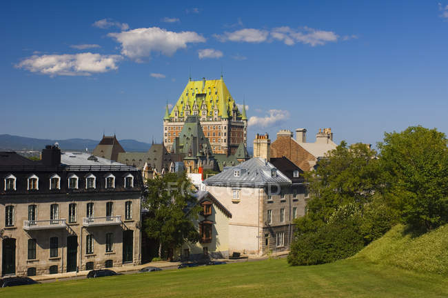 Chateau Frontenac Hotel ed edifici lungo avenue in Quebec, Canada . — Foto stock