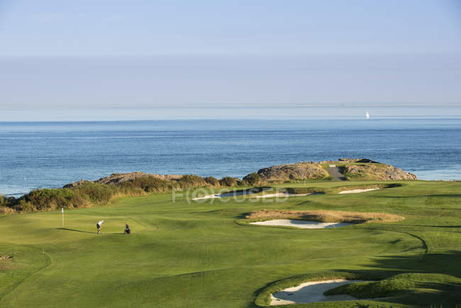 Вид с воздуха на зеленое поле гольф-клуба Victoria Golf Club, Хуан-де-Фука, Оук-Бей, Британская Колумбия, Канада — стоковое фото
