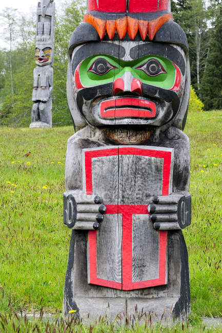 Totem commemorativo pali a Namgis Burial Grounds, Cormorant Island, Columbia Britannica, Canada . — Foto stock