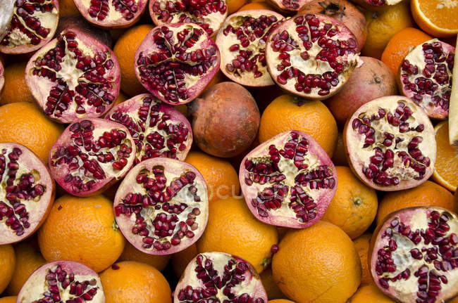 Pomegranates stacked at market stand, full frame — Stock Photo