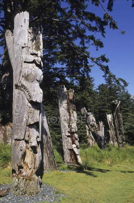 Totem postes de Skung Gwaii em Haida Gwaii, aldeia de Ninstints na Colúmbia Britânica, Canadá . — Fotografia de Stock