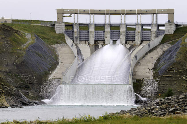 Fließendes Wasser durch den Oldman River Damm in Southern Alberta, Kanada — Stockfoto