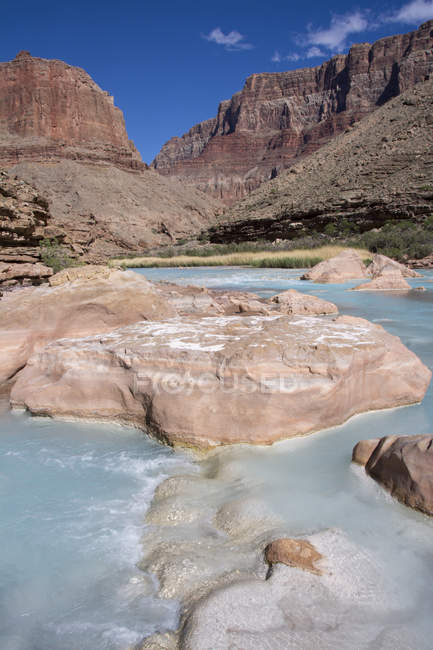 Petite rivière Colorado colorée au carbonate de calcium et sulfate de cuivre, Grand Canyon, Arizona, États-Unis — Photo de stock