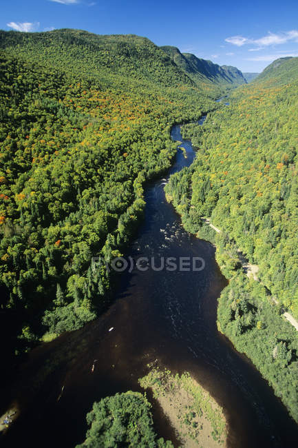 Vue aérienne de la rivière dans le parc Jaques Cartier, Québec, Canada . — Photo de stock