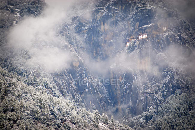 Tigernest-Kloster inmitten schneebedeckter Wälder oberhalb von Paro, Bhutan — Stockfoto