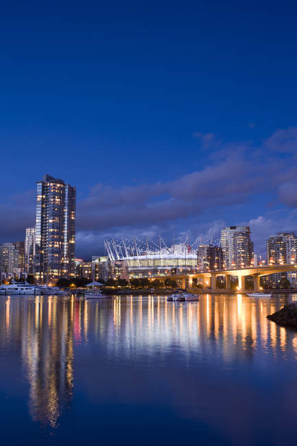 Puente Cambie en el horizonte de la ciudad con estadio en False Creek, Vancouver, Columbia Británica, Canadá - foto de stock