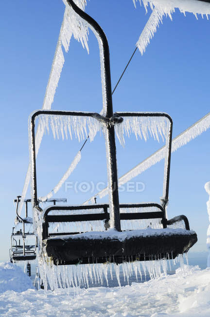 Ski slope chairlifts covered in icicles in Mount Seymour Provincial Park, British Columbia, Canada — Stock Photo