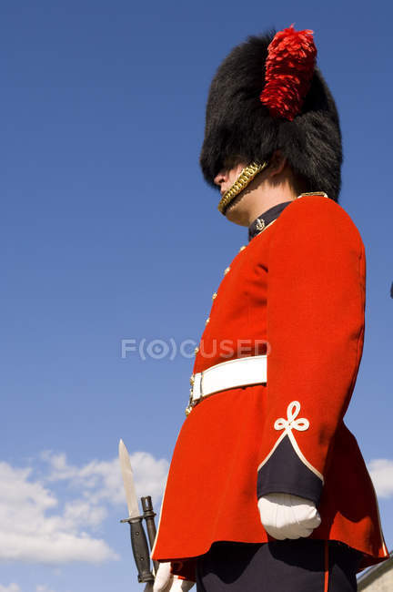 Guardia d'onore in uniforme rossa alla Citadelle di Quebec City, Quebec, Canada . — Foto stock