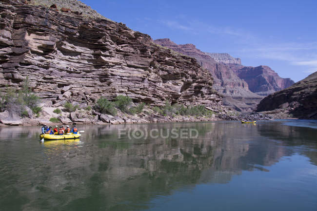 Balsas flotando en el bajo Río Colorado, Gran Cañón, Arizona, Estados Unidos - foto de stock
