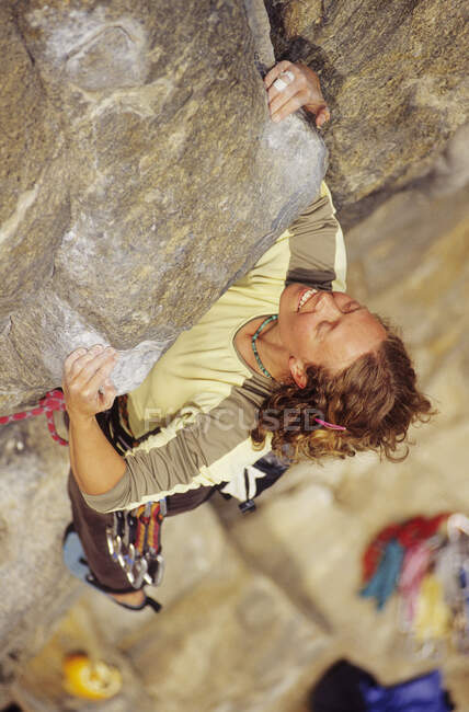 Donna arrampicata ripida strapiombo di Wave Wall, Skaha Bluffs, Penticton, British Columbia, Canada. — Foto stock